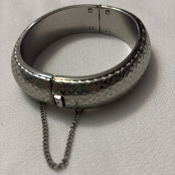 Silver tone womens vintage hinged etched bangle bracelet with safety chain. - Picture 3 of 8